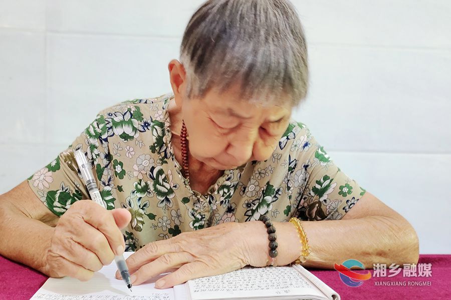 【大美湘乡文明行】活到老学到老 耄耋老人爱看书