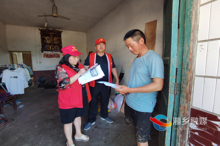 [气象局]志愿服务队下村入户宣传暖人心