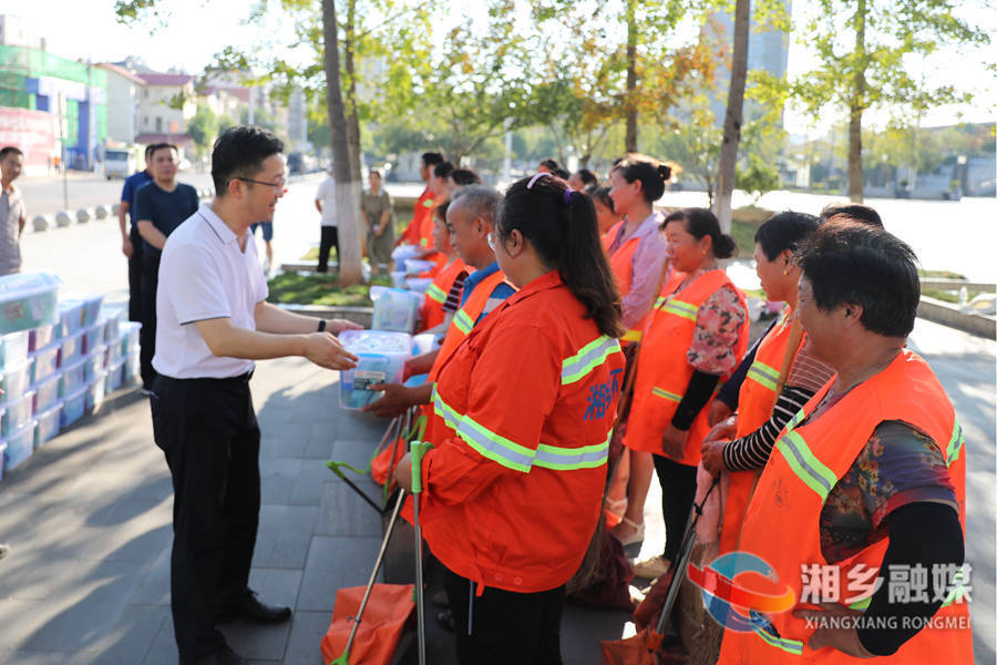 谢岸烨看望慰问环卫工人和公安民警