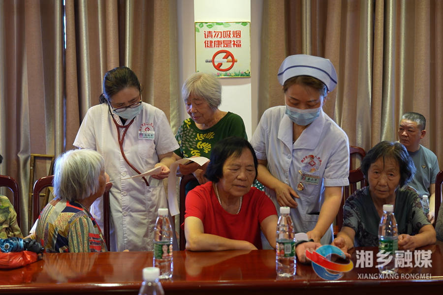 情系军休干部 义诊传递温暖