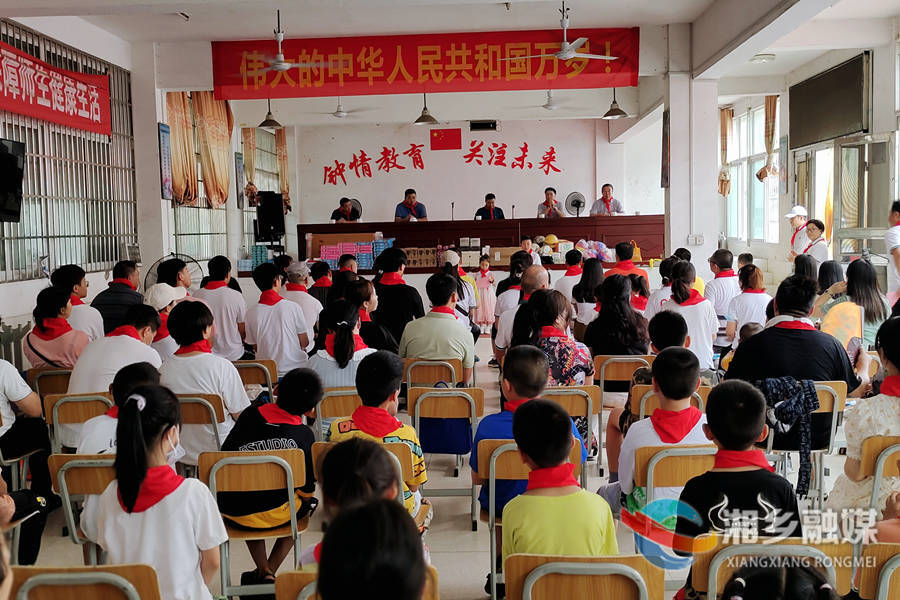 爱心人士捐建图书室 为乡村孩子撑起“诗和远方”