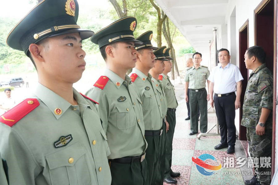 赵新文郭勇等看望慰问驻市部队官兵、军休干部