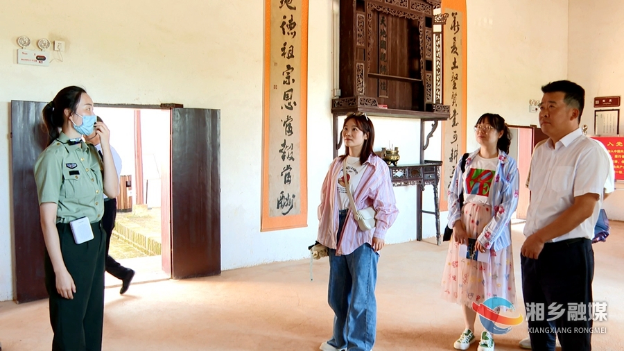 《云上的小店》导演组到湘乡调研