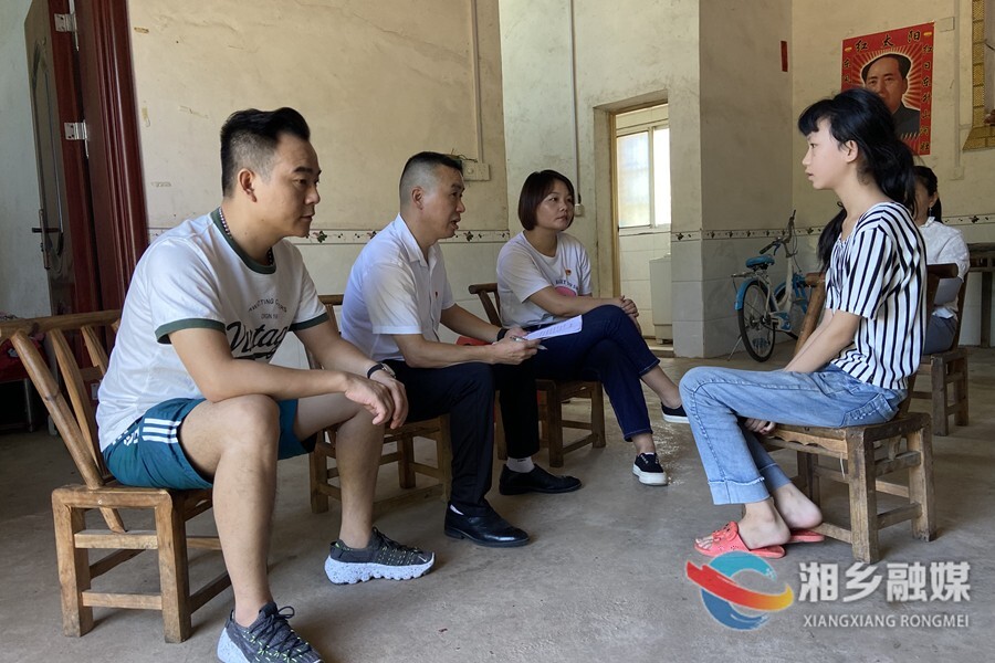 万里行建材家居广场党支部：金秋助学 情暖困难学生