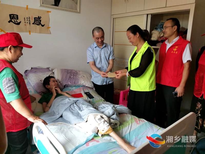 [文明办]爱心人士走访慰问“励志夫妇”