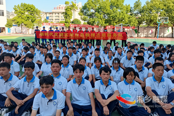[消防救援大队]志愿服务进军训 上好“消防安全第一课”
