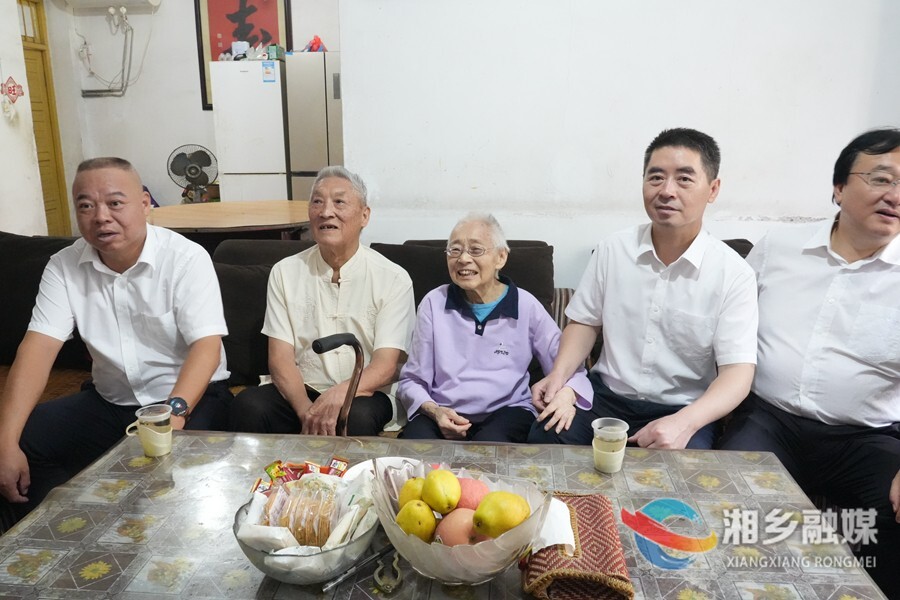 市领导走访慰问退休教师和优秀教师