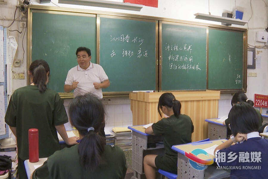 【桃李芬芳满龙城】颜勇辉：愿做一束光 照亮学生前行路