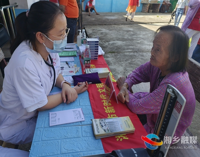 [中医医院]义诊服务献爱心 月满中秋暖意浓