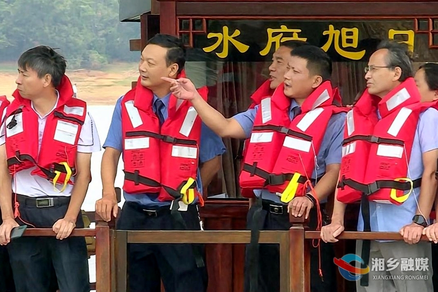 湘乡、双峰“两长”联合巡河 共护一方碧水