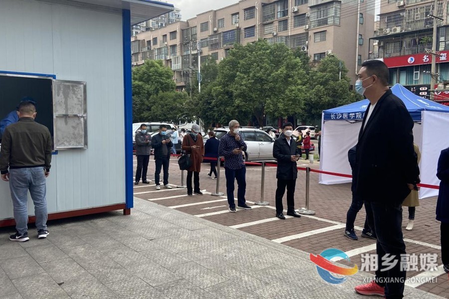 【防控疫情 我们在一起】核酸采样不停歇 撑起疫情“防控伞”