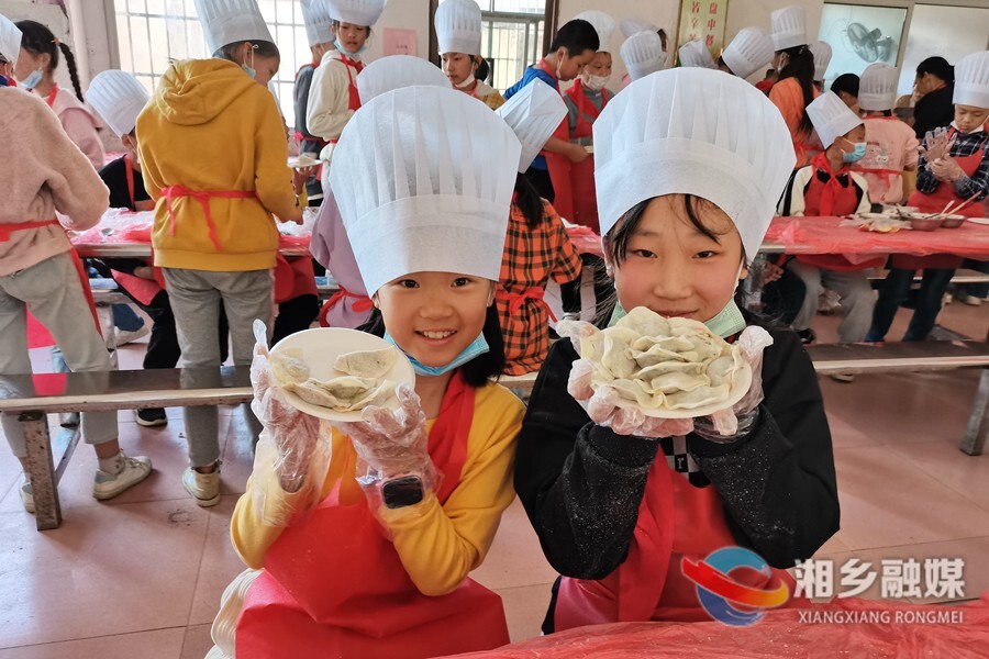 “双减”下的快乐课堂｜西北小学：稚手包饺子 劳动促成长