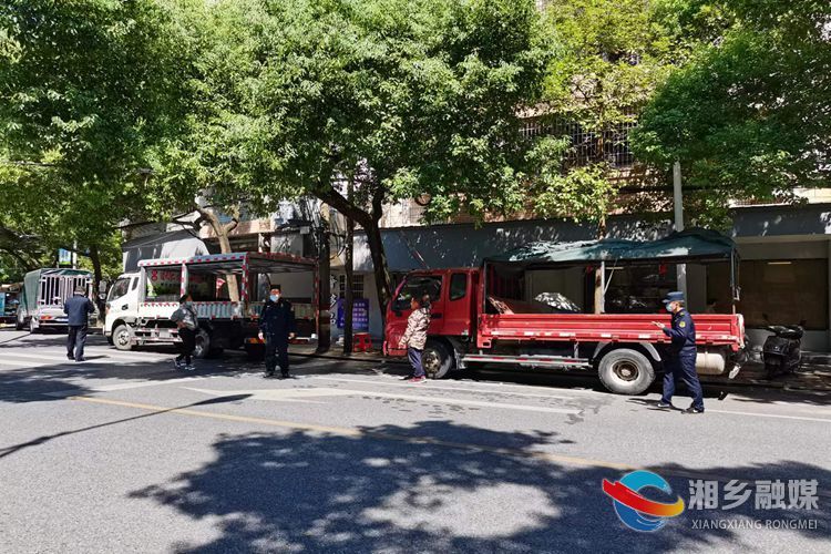 [城管局]城管执法大队开展瓜果车辆占道经营执法行动