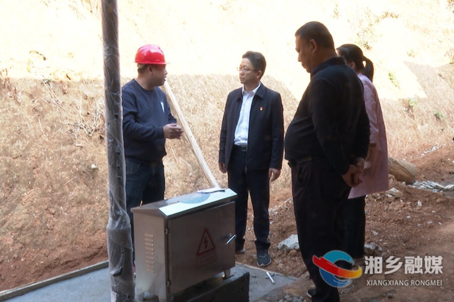 谢岸烨到乡镇督查农村人居环境整治项目建设