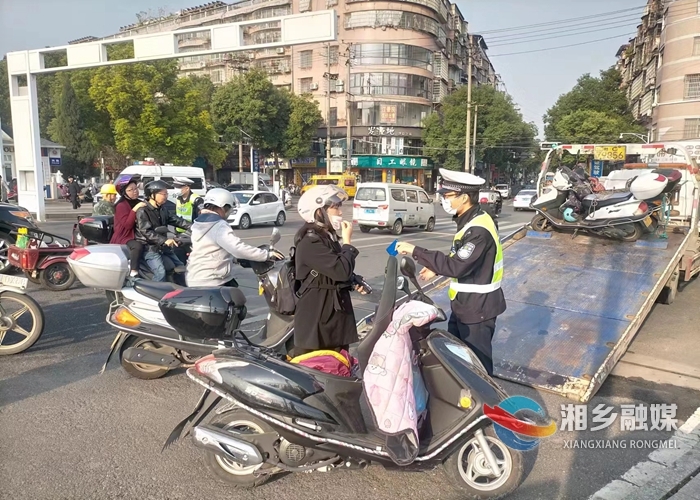 [公安局]交警大队“三加强”推进“冬季攻势”专项行动