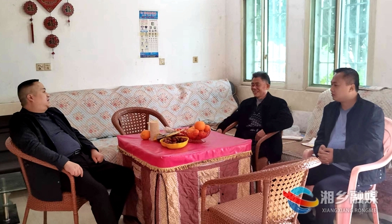 [棋梓镇]慰问离退休干部 浓浓关怀暖人心