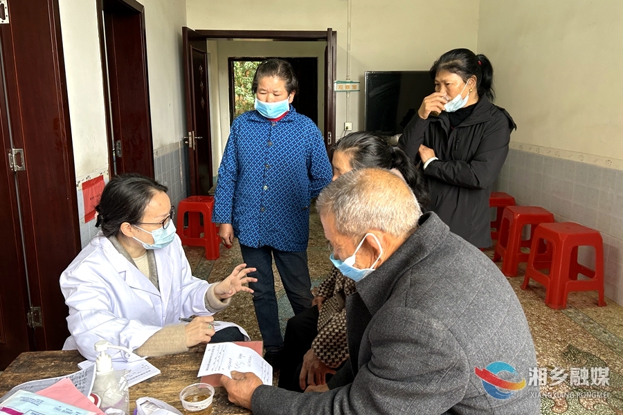 湖南“中医药文化三湘行”义诊活动走进潭市镇