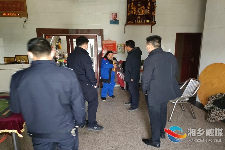 [金石镇]劝导关停棋牌室 织密疫情防控网