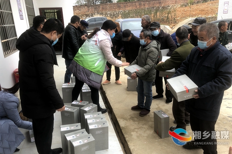 [壶天镇]暖脚又暖心 “爱心皮鞋”送老人