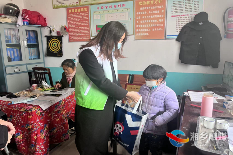 [梅桥镇]寒冬送温暖 帮扶不断线
