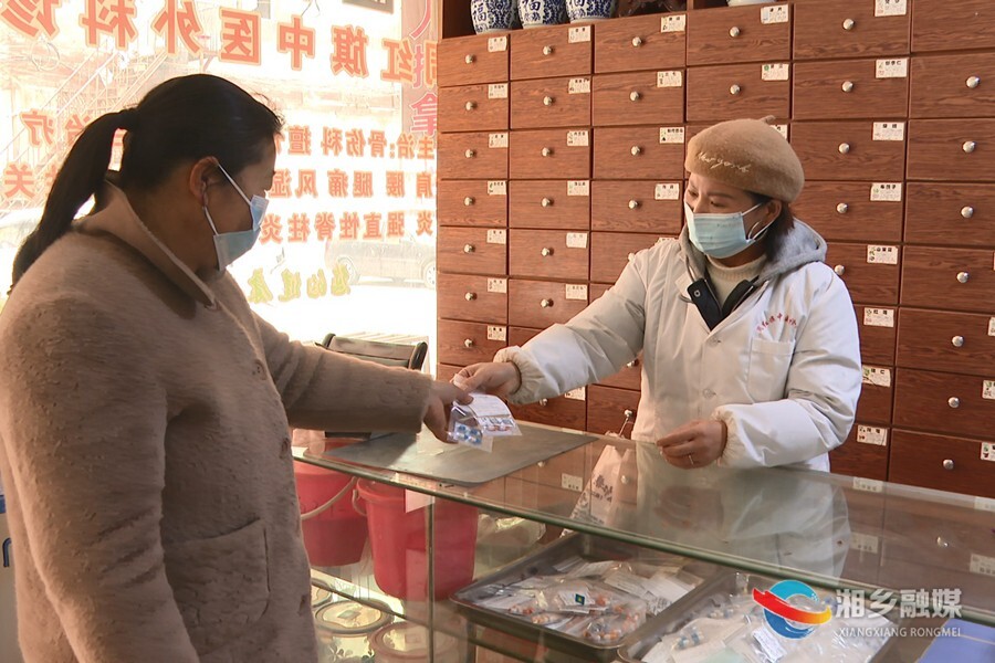 爱心诊所免费赠送退烧药 善举温暖人心