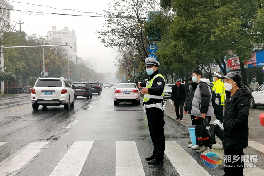 湘乡市公安局交警大队：积极应对低温雨雪天气 全力保障人民群众出行安全