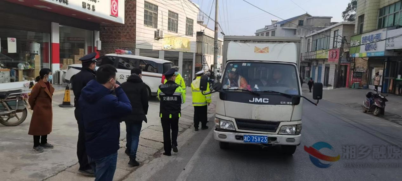 [翻江镇]开展联合执法行动 筑牢交通安全防线