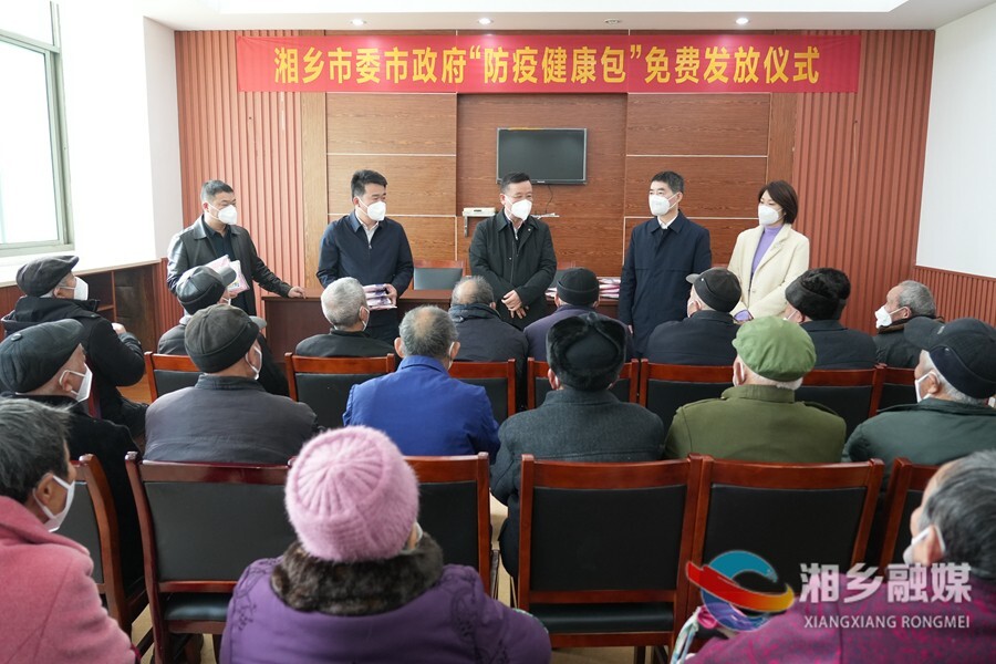 赵新文带队向重点人群发放“防疫健康包”并督导农村疫情防控工作