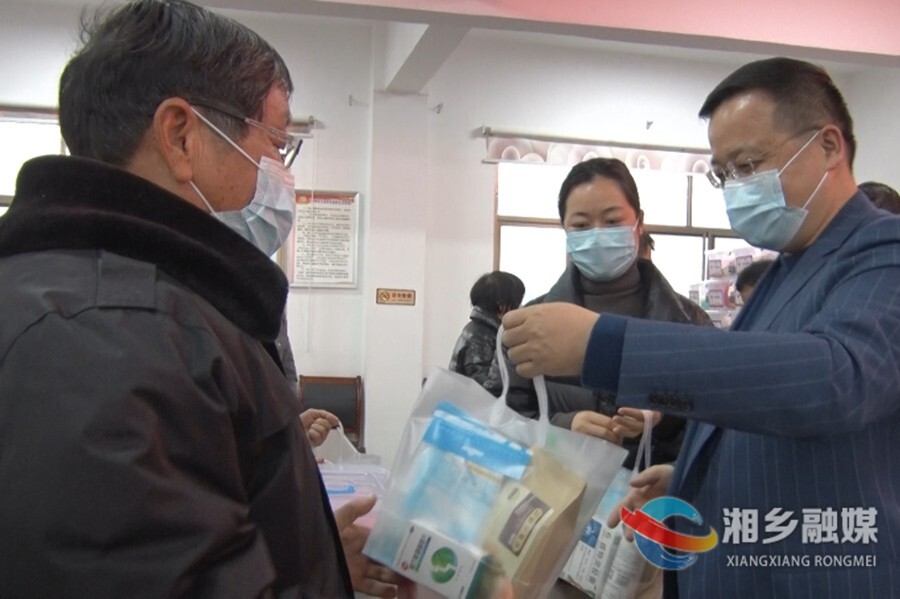 郭勇带队向疫情防控重点人员发放“防疫健康包”