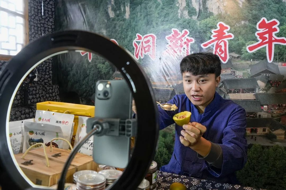 芙蓉国评论丨两会上的“青春之声”，值得侧耳听