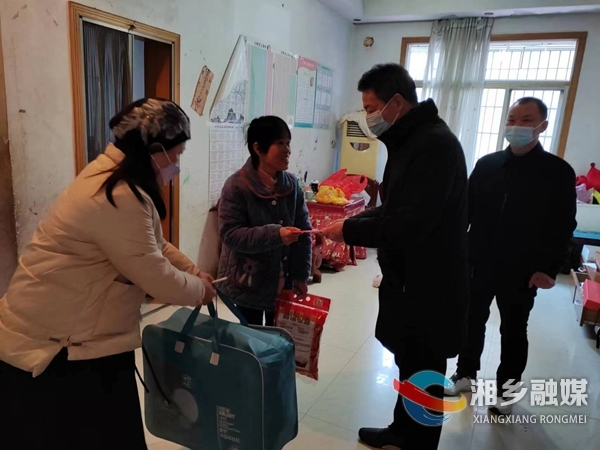 湘潭市计生协来湘乡看望慰问困难群众