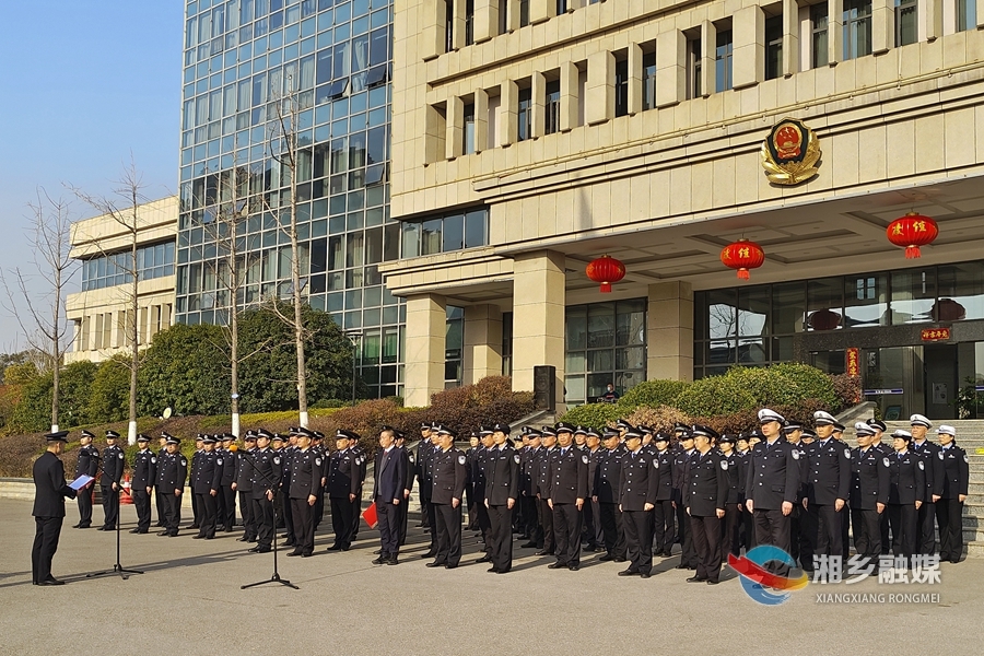 市公安局：升旗仪式聚警心 攒劲加油再出发
