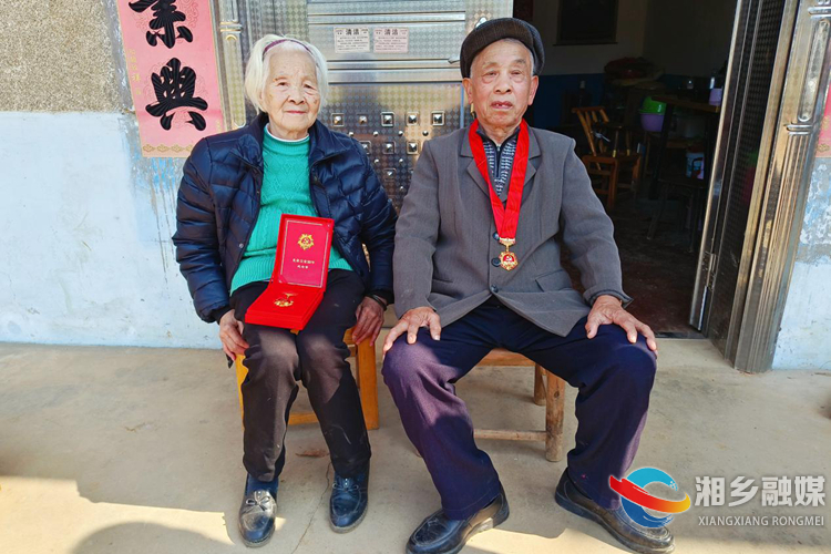 九旬夫妇讲党史 打造红色“加油站”