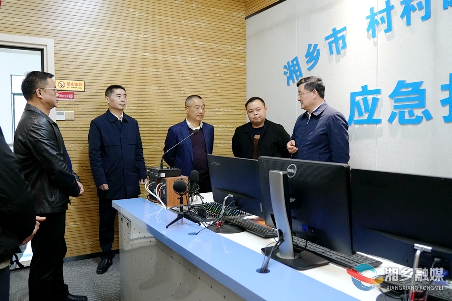 赵新文看望慰问一线新闻工作者和市委办干部职工