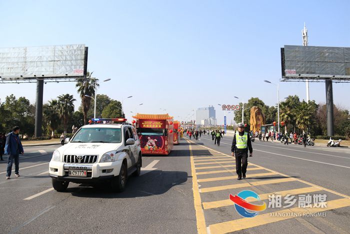 [公安局]百龙百狮闹新春 交警护航保畅通