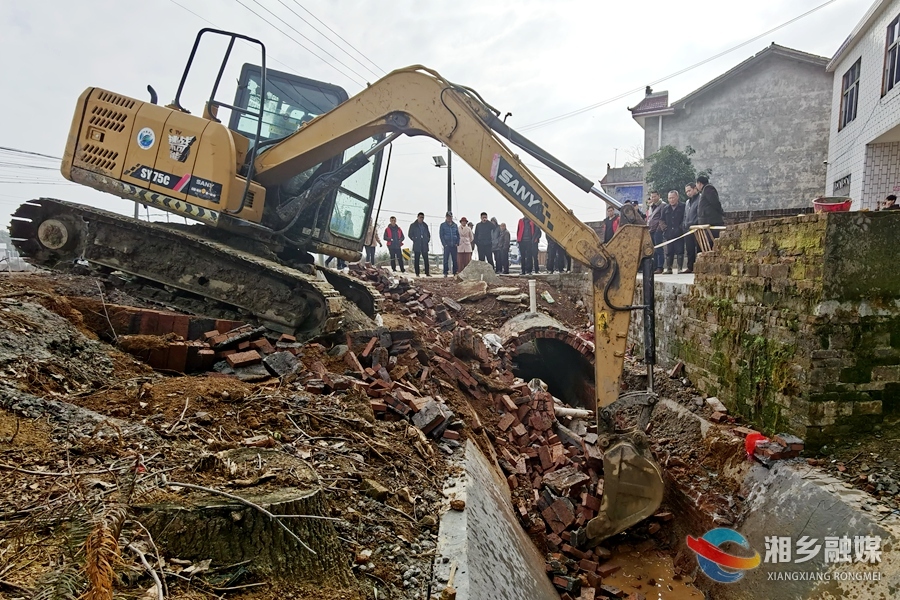 市水利局依法拆除一起涉水违建