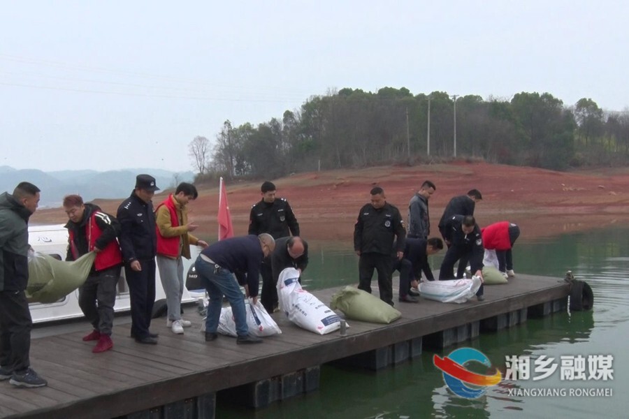【碧水蓝天 生态湘乡】违法担责！非法电鱼者自购鱼苗增殖放流