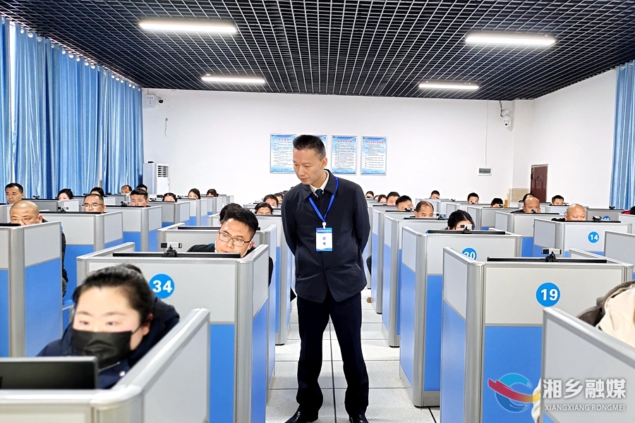 湘乡举行2023年行政执法资格考试 722人参考