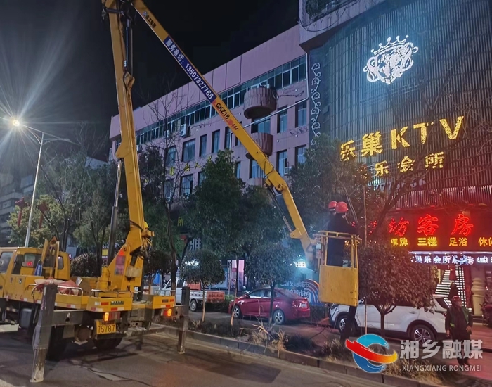 [城管局]修剪枯枝除隐患 保障市民出行安全