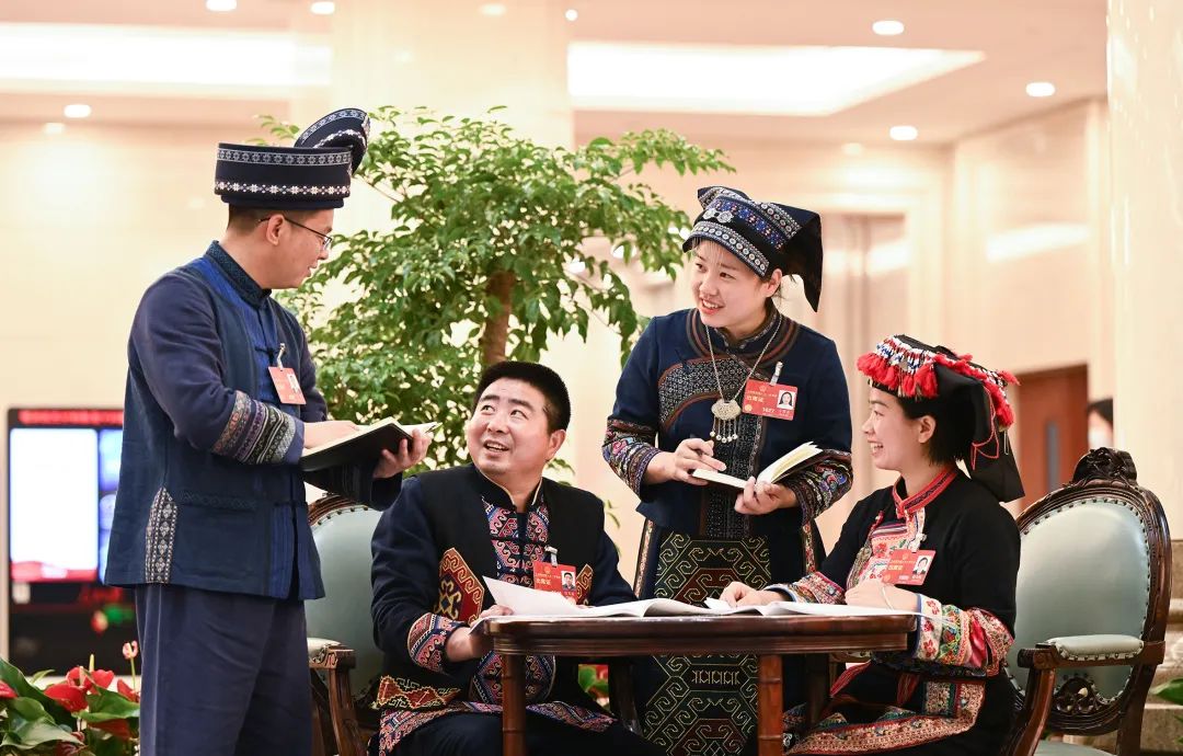 芙蓉国评论丨挥洒今朝汗水 创造明日辉煌