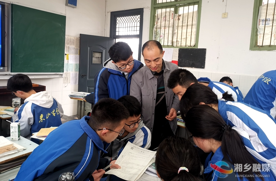 【湘恋英才 携手乡依】叶向东：用爱浇灌学生 用心培育桃李