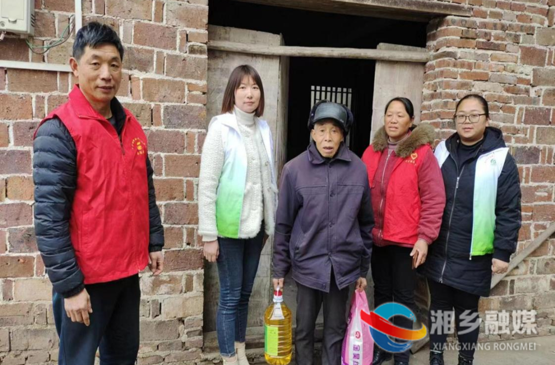 [中沙镇]组织社工开展 “五社联动”关爱空巢老人活动