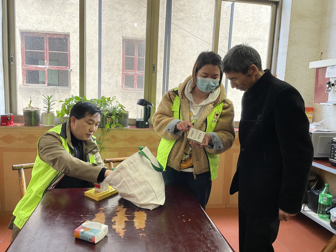 医疗巡诊见真情 送医送药暖“兵”心