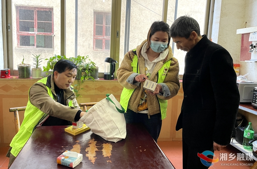 医疗巡诊见真情 送医送药暖“兵”心