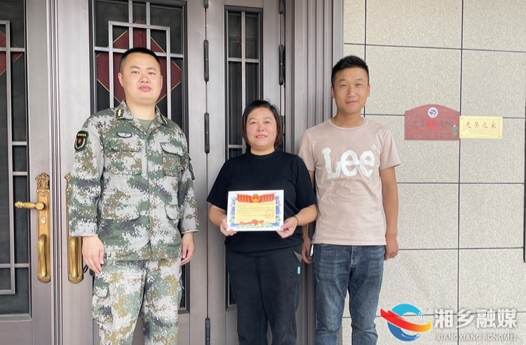 [育塅乡]光荣牌匾送家门 拥军优属显关怀