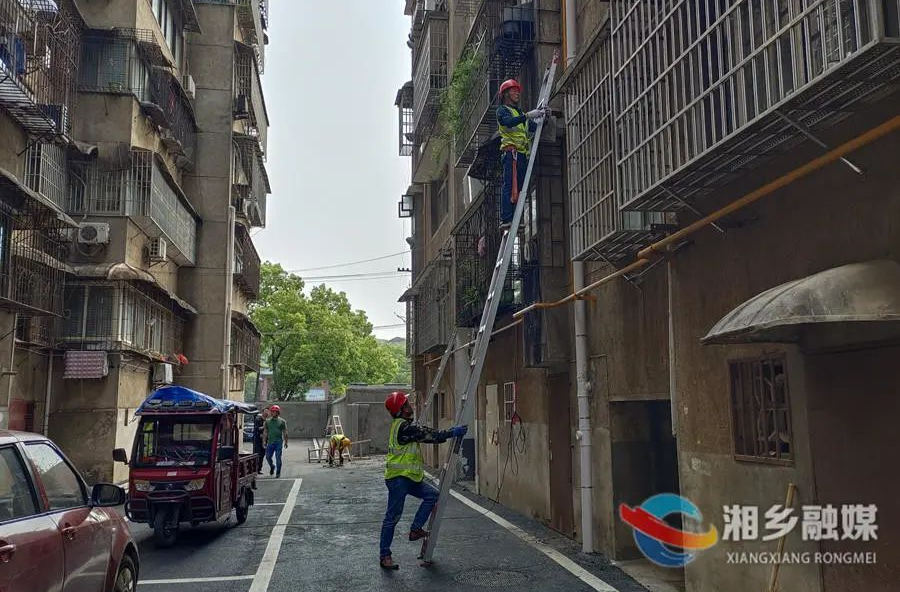 打造小区“无线”美 湘乡全力推进老旧小区弱电入地工作