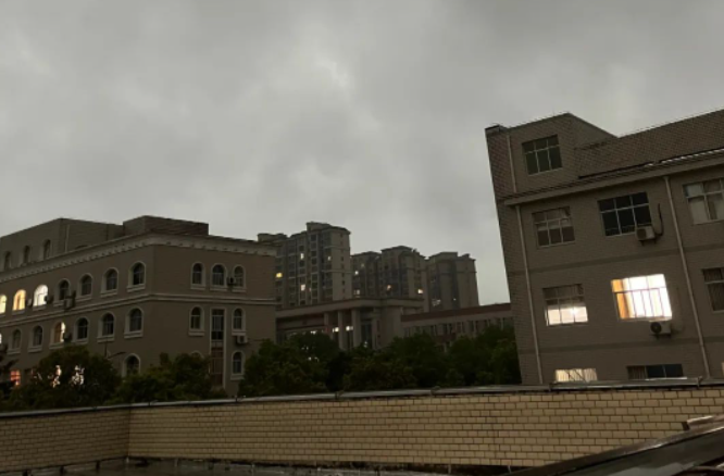 早上八点看夜景？大暴雨+雷电，湘乡人出行请注意安全......