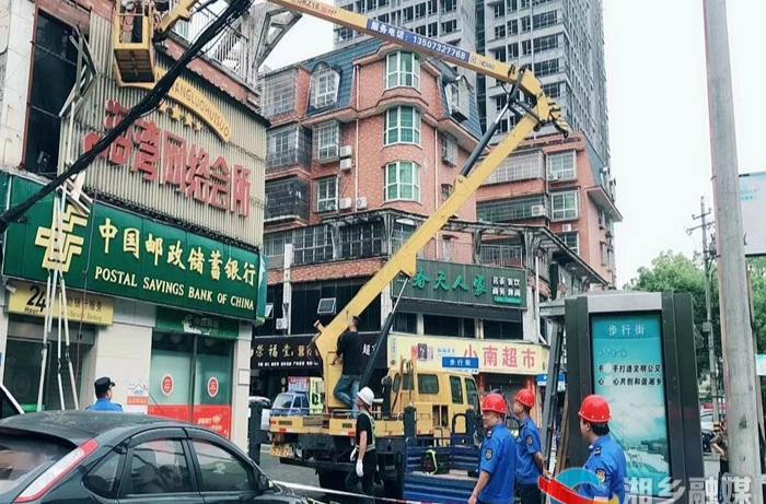 [城管局]拆除破损广告 消除安全隐患
