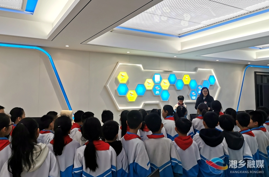 “双减”下的快乐课堂｜向阳学校：小学生“做客”融媒体中心 探秘新闻的“诞生”