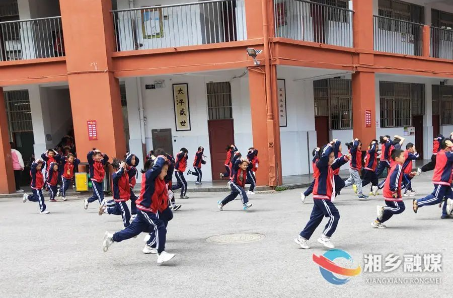 “教科书式”撤离！东方红学校开展应急疏散实战演练